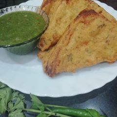 A picture of Oats and Besan bread pakora.