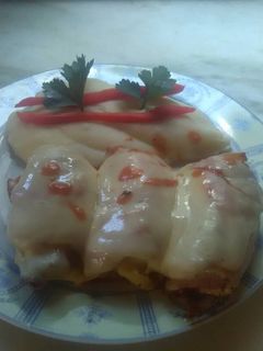 Una foto de Arrolladitos de pollo con salsa napolitana