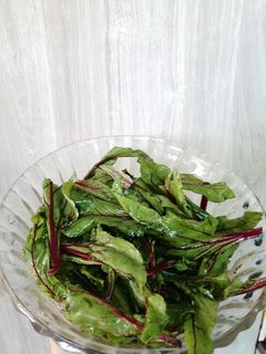 Una foto de Ensalada de hojas de beterraga 💕🍃