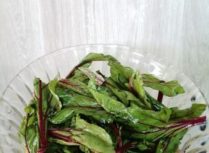 Una foto de Ensalada de hojas de beterraga 💕🍃