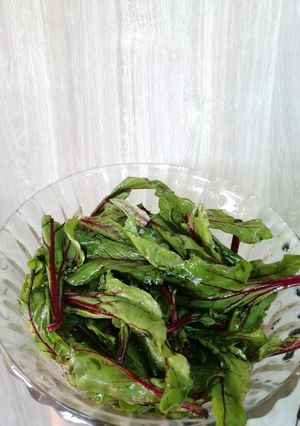 Una foto de Ensalada de hojas de beterraga 💕🍃