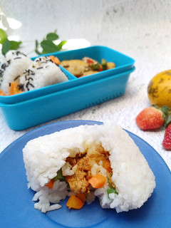 Foto resep Onigiri Isi Ayam Kecap & Sayur