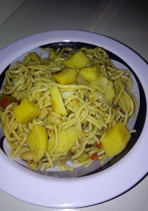 A picture of Fried spaghetti and potato.