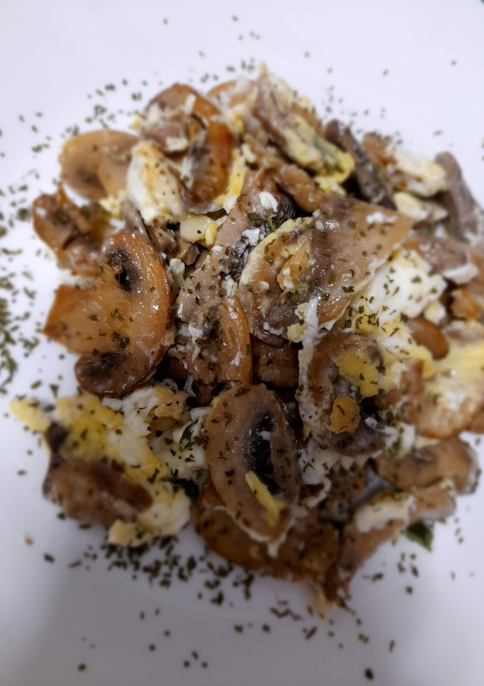 Una foto de 🍄🍄Revuelto de champiñones 🍄🍄