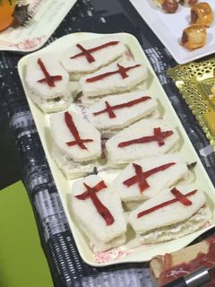 Una foto de Sándwiches tumbas ☠️ de queso 🧀 y anchoas para Halloween 🎃 👽💀