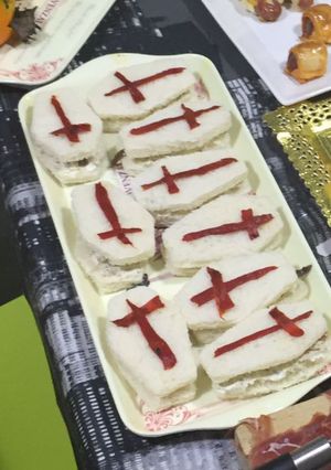 Una foto de Sándwiches tumbas ☠️ de queso 🧀 y anchoas para Halloween 🎃 👽💀