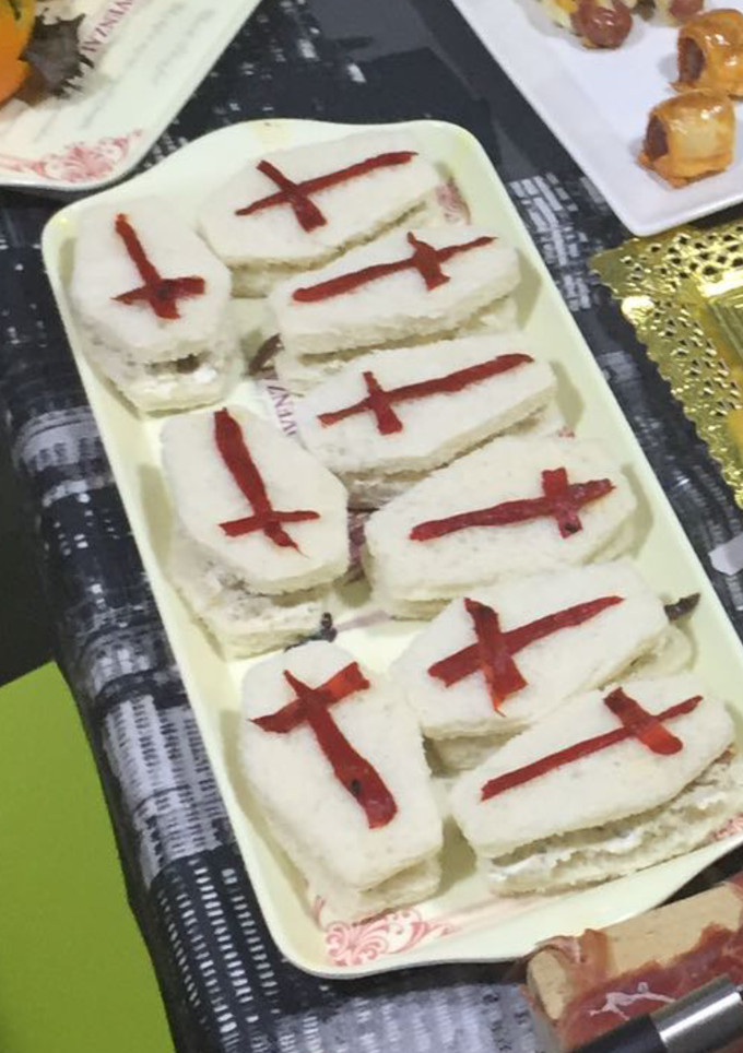 Una foto de Sándwiches tumbas ☠️ de queso 🧀 y anchoas para Halloween 🎃 👽💀