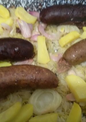 Savanyú káposzta ágyon sült hurka recept fotója