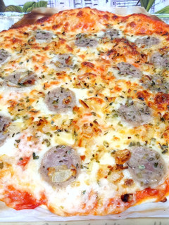 Una foto de Pizza con butifarra blanca