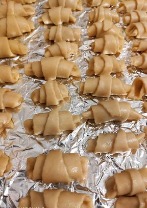 O poză a rețetei Cornulețe de post cu dulceață din trandafiri.