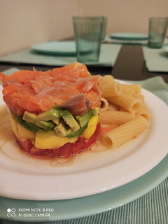 Una foto de Tartar de tomate, mango, aguacate y salmón