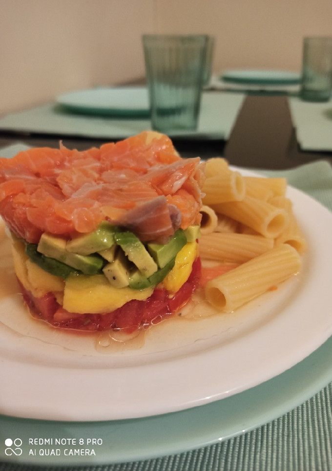 Una foto de Tartar de tomate, mango, aguacate y salmón