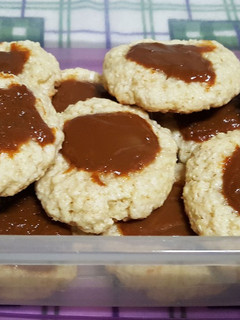 Una foto de Galletitas de coco y dulce de leche