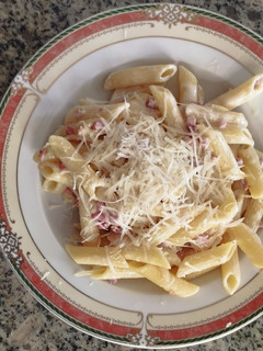 Una foto de Penne rigate con jamón y parmesano