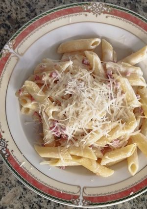 Una foto de Penne rigate con jamón y parmesano