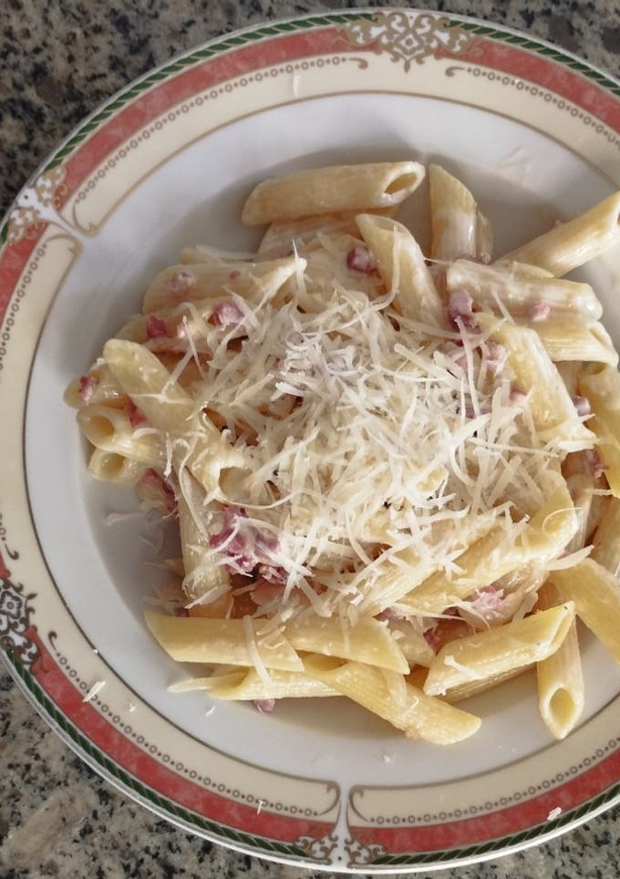 Una foto de Penne rigate con jamón y parmesano
