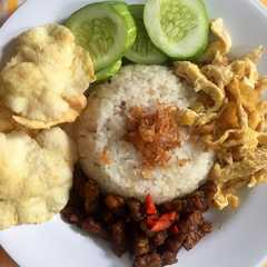 A picture of Nasi uduk goreng.