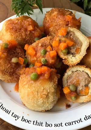 Hình của món Khoai tây bọc thịt bò sốt carrot đậu hà lan.