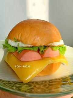 Hình của món Hamburger Xúc Xích Phô Mai.
