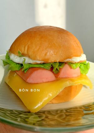 Hình của món Hamburger Xúc Xích Phô Mai.