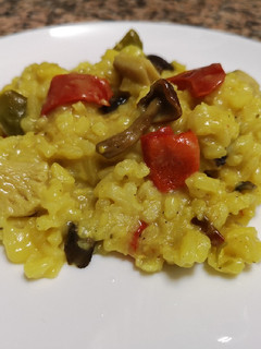 Una foto de Risotto de setas y verduras con cúrcuma