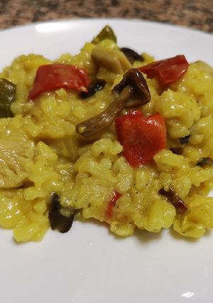Una foto de Risotto de setas y verduras con cúrcuma
