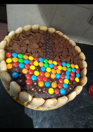 Una foto de 2 decoraciones simples para bizcochuelo