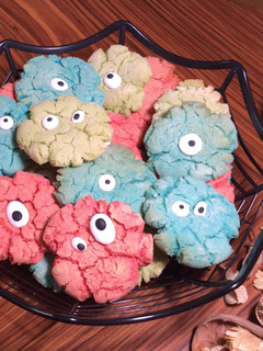 Una foto de Galletas craqueladas monstruosas para Halloween
