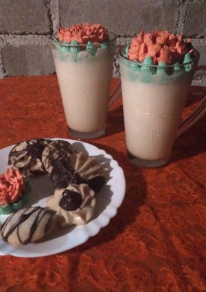 Una foto de Frapuccino de pan de muerto con pastisetas✨