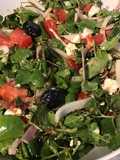 Salade de cresson aux tomates,oignons rouges botte,feta et olives noires