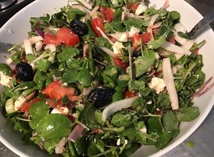Une photo de Salade de cresson aux tomates,oignons rouges botte,feta et olives noires