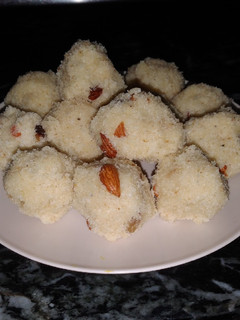 सूजी के लड्डू (suji ke ladoo recipe in Hindi) रेसिपी मुख्य फोटो