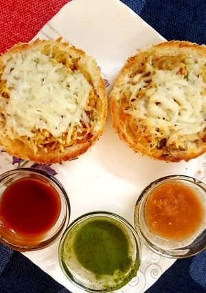A picture of Pizza maggi sandwich bite.