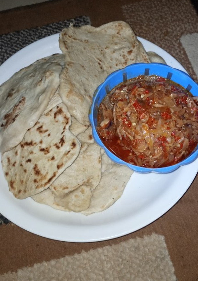 A picture of Chapati and cabbage sauce.