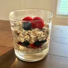 Breakfast Parfait of Overnight Oats, Chia, and Fruit-レシピのメイン写真