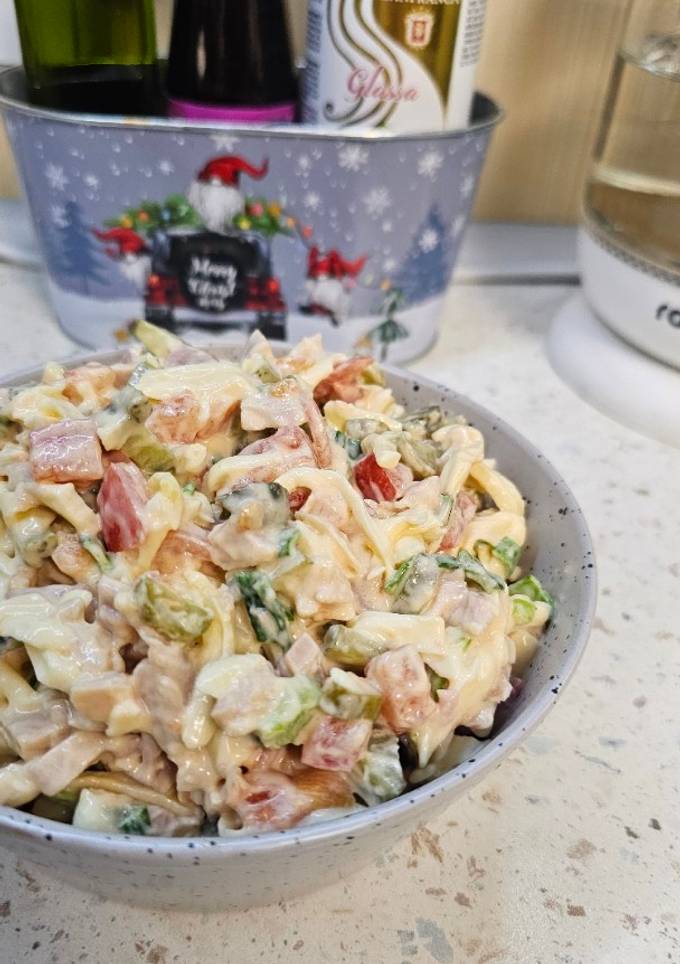 Салат з копченою куркою, помідором і консервованим огірком