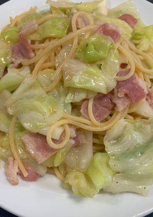 A picture of Bacon & Cabbage Ario Orio (non-spicy).