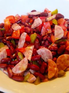 Una foto de Ensalada de judías pintas de bote y morcilla blanca