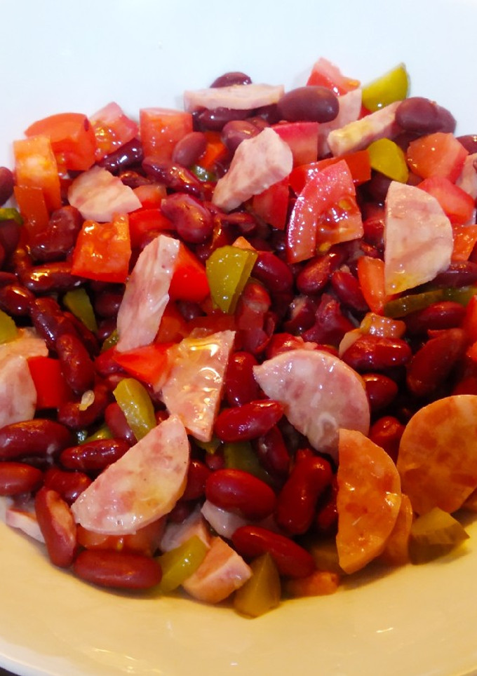 Una foto de Ensalada de judías pintas de bote y morcilla blanca
