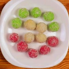 A picture of Coconut milkmiad balls (laddu).