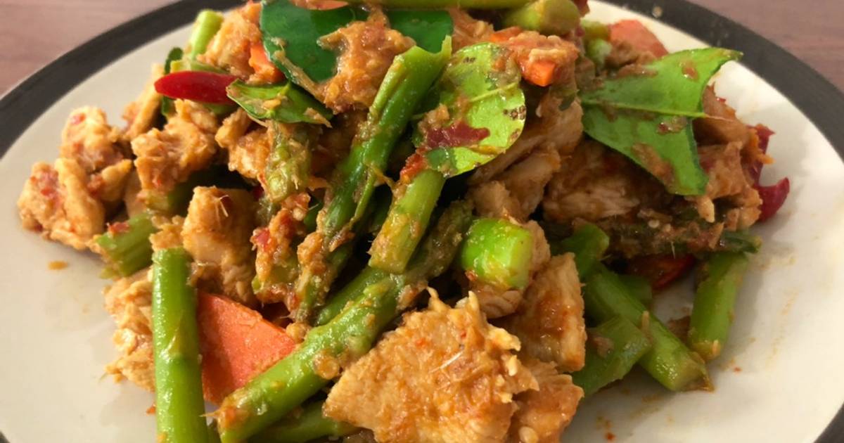 สูตร ผัดพริกแกงไก่หน่อไม้ฝรั่ง (Stirfried Chili Paste Chicken with