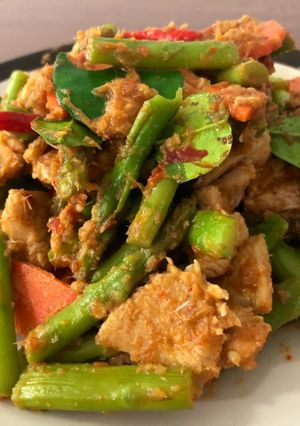 รูปของ ผัดพริกแกงไก่หน่อไม้ฝรั่ง (Stir-fried Chili Paste Chicken with Asparagus)