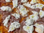 Una foto de pizza burrata
