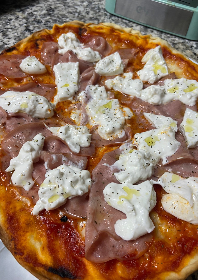 Una foto de Pizza de Burrata y Mortadella Italiana