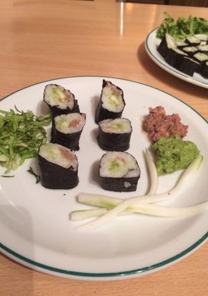 Una foto de Sushi de pepino y atún