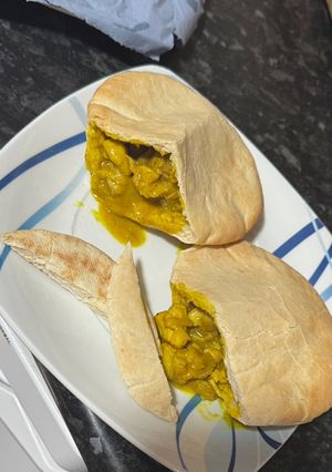 Una foto de Pollo al Curry con Pan Pita