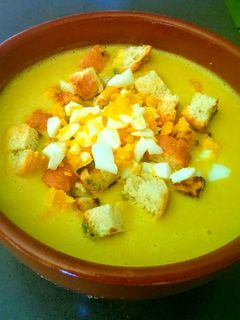 Una foto de Crema de puerros y quesitos