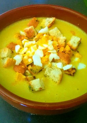 Una foto de Crema de puerros y quesitos