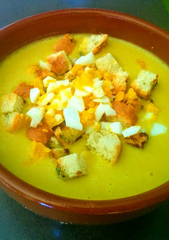 Una foto de Crema de puerros y quesitos