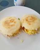 Arepa con huevo y salchicha venezolana